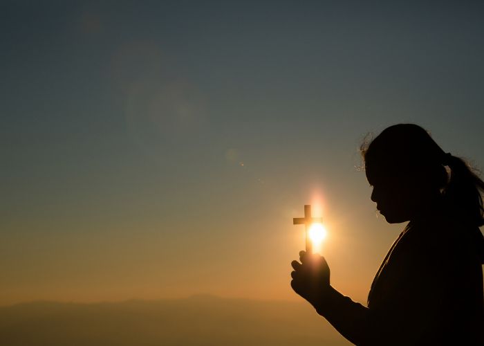 Guiando-se na Luz da Oração: Buscando Direção e Sabedoria nas Escrituras Sagradas